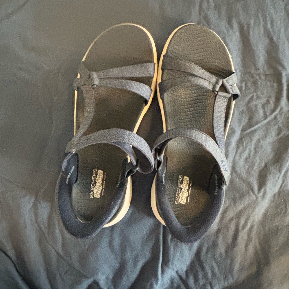 Skechers Navy  no hands slip in sandal size 11
